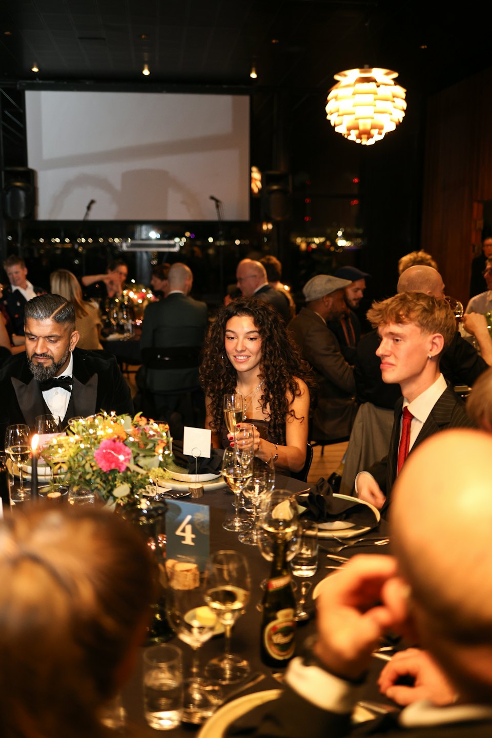 Frau mit Champagner bei einem formellen Galadinner.